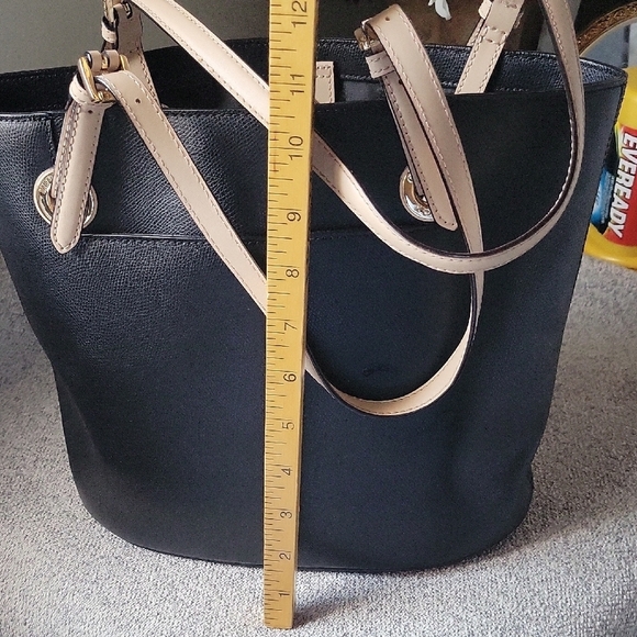 Michael Kors Black and Tan Leather Tote Elegant Design - Picture 5 of 9